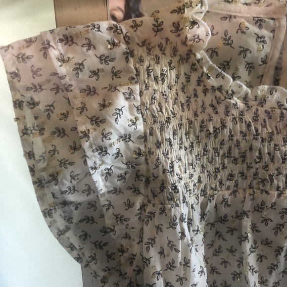 Old Navy flutter sleeve top - Picture 2 of 4